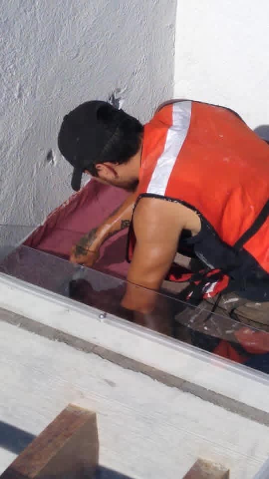 Técnico realizando mantenimiento