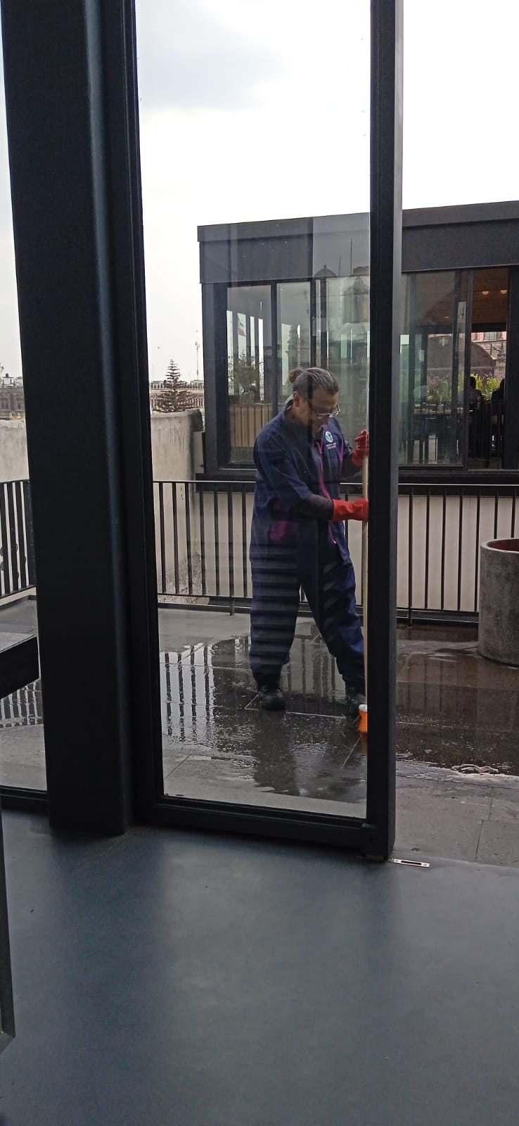 Personal de Empresa Limpia limpiando terraza exterior