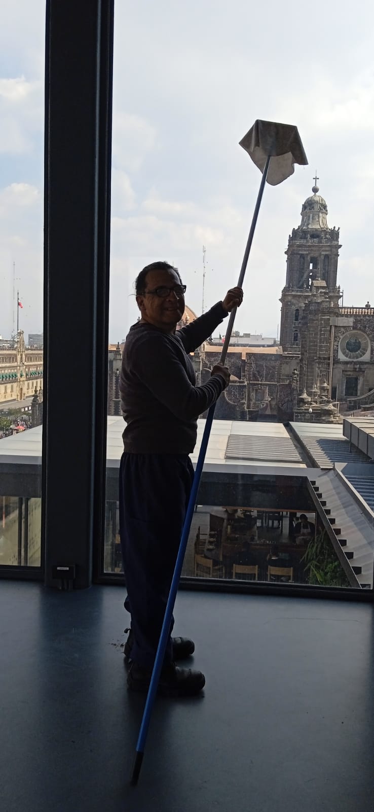 Personal de Empresa Limpia limpiando ventanales en edificio del Centro Histórico